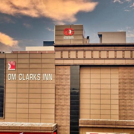 Om Clarks Inn Raebareli Екстериор снимка