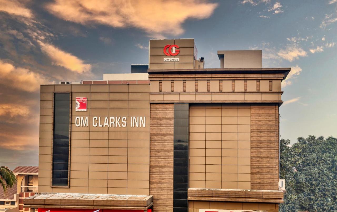 Om Clarks Inn Raebareli Екстериор снимка
