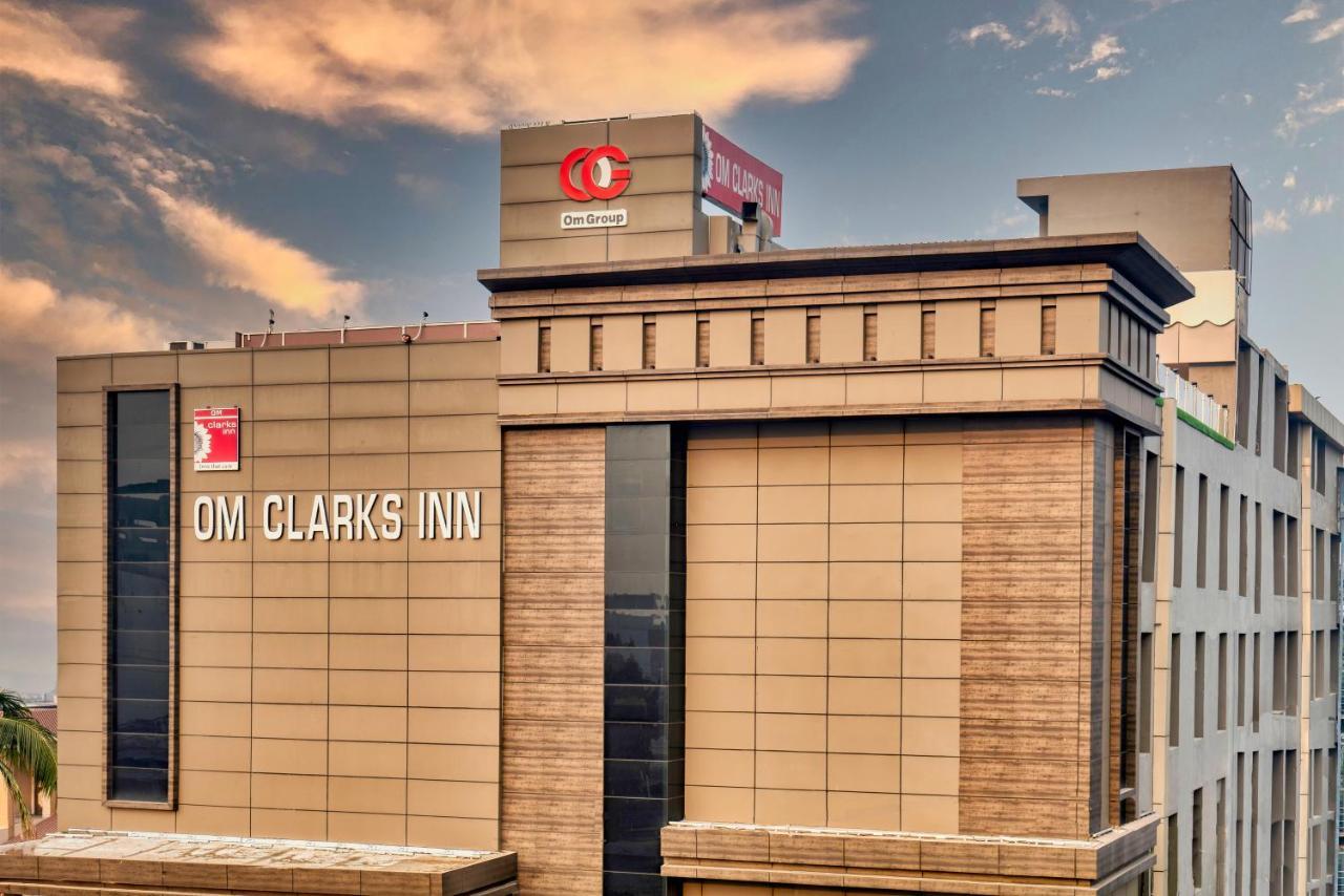 Om Clarks Inn Raebareli Екстериор снимка