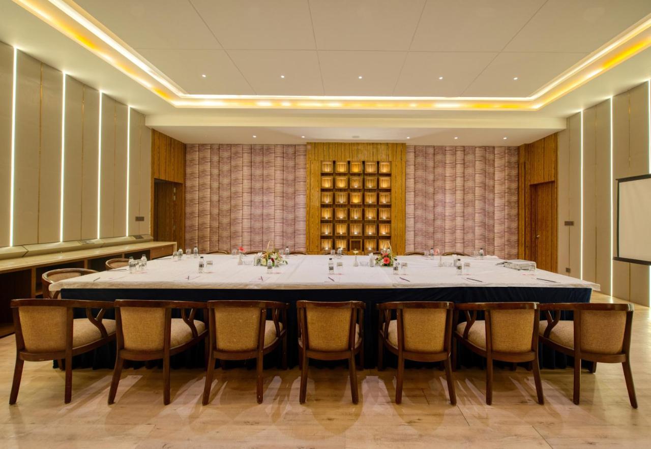 Om Clarks Inn Raebareli Екстериор снимка