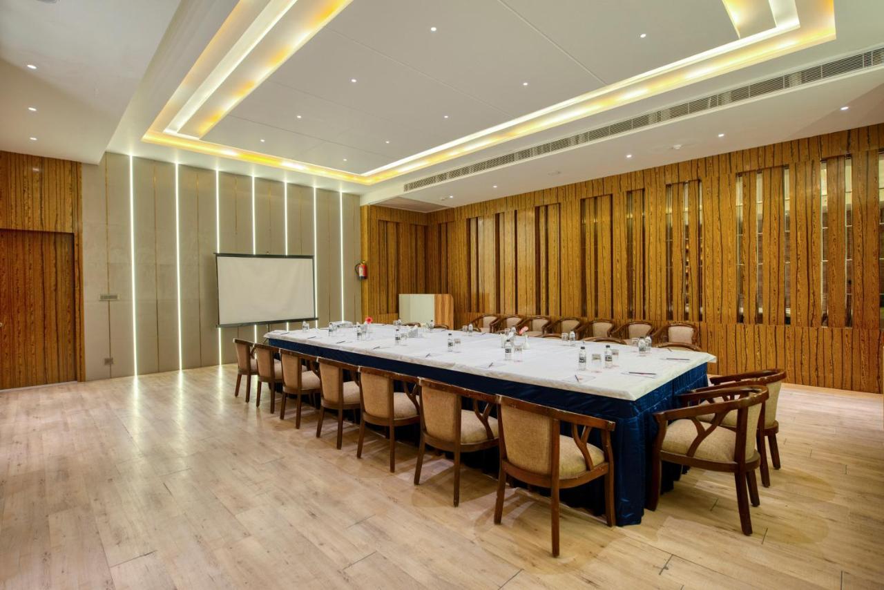 Om Clarks Inn Raebareli Екстериор снимка