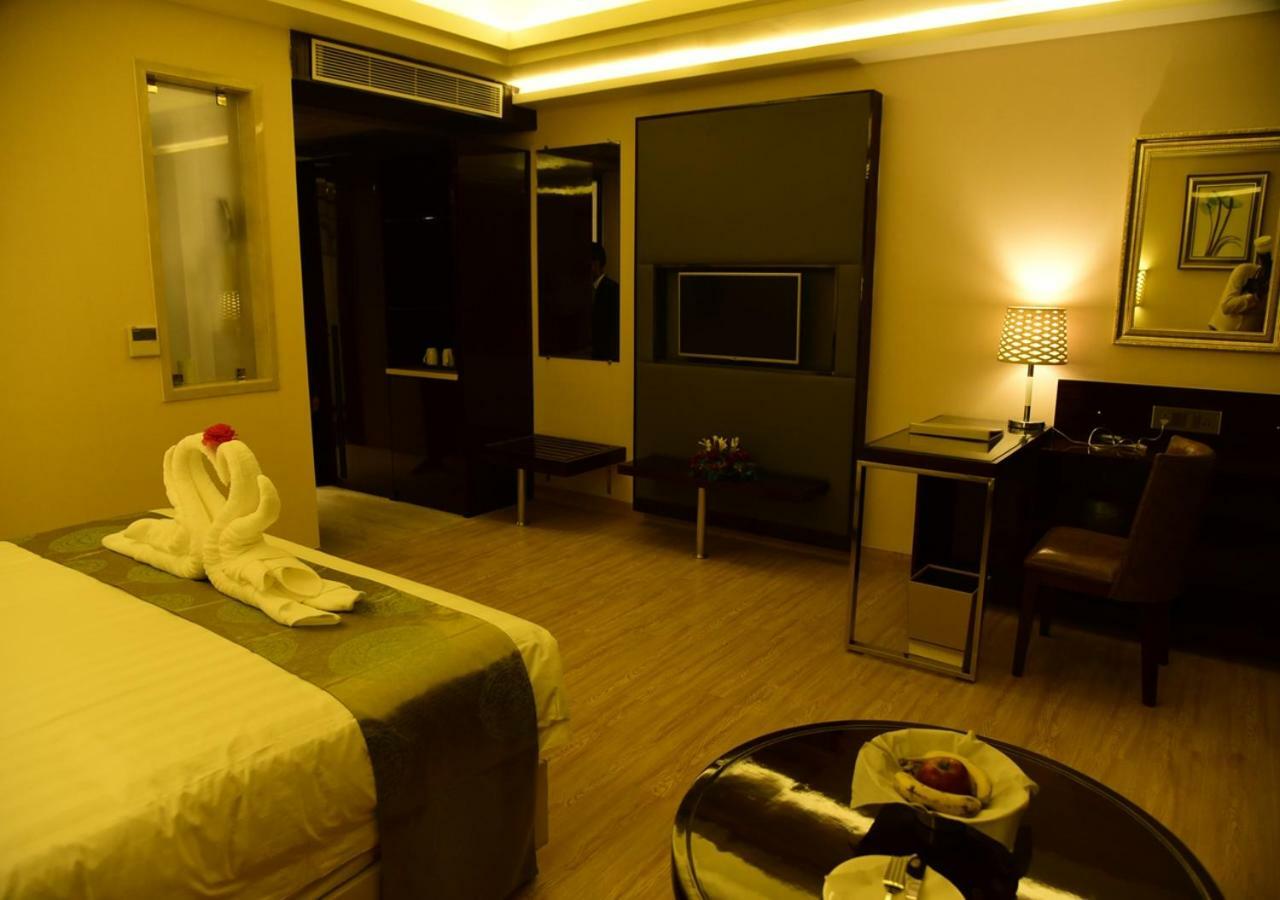 Om Clarks Inn Raebareli Екстериор снимка