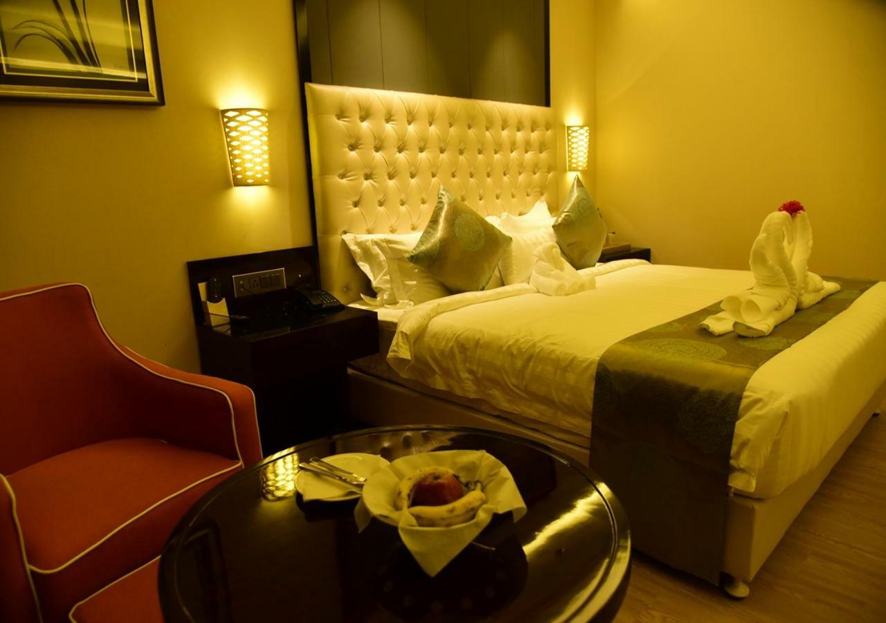 Om Clarks Inn Raebareli Екстериор снимка