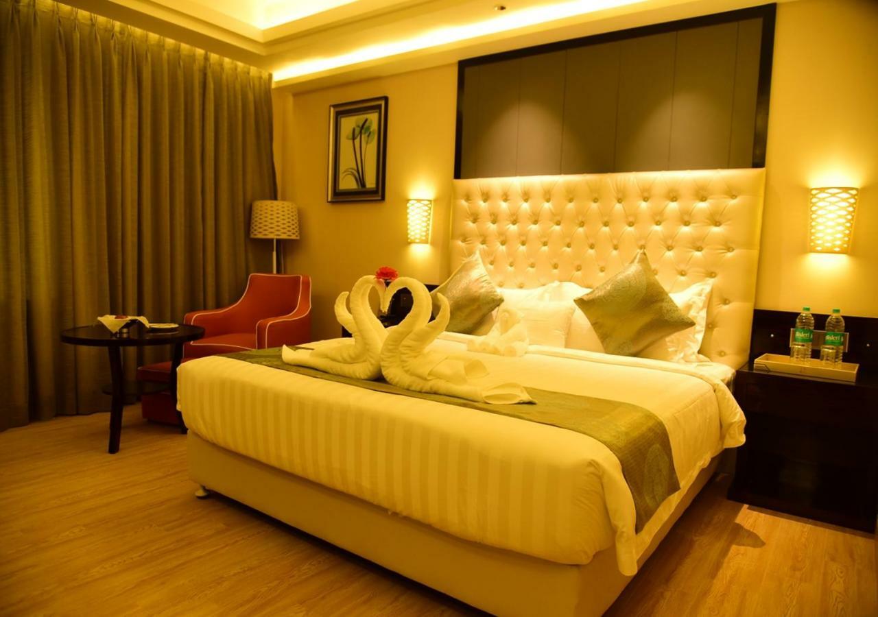 Om Clarks Inn Raebareli Екстериор снимка