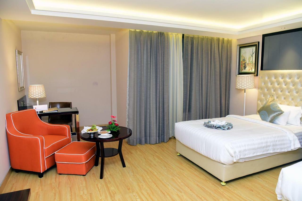 Om Clarks Inn Raebareli Екстериор снимка