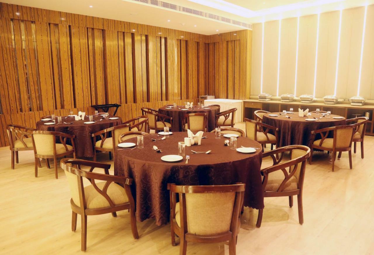 Om Clarks Inn Raebareli Екстериор снимка