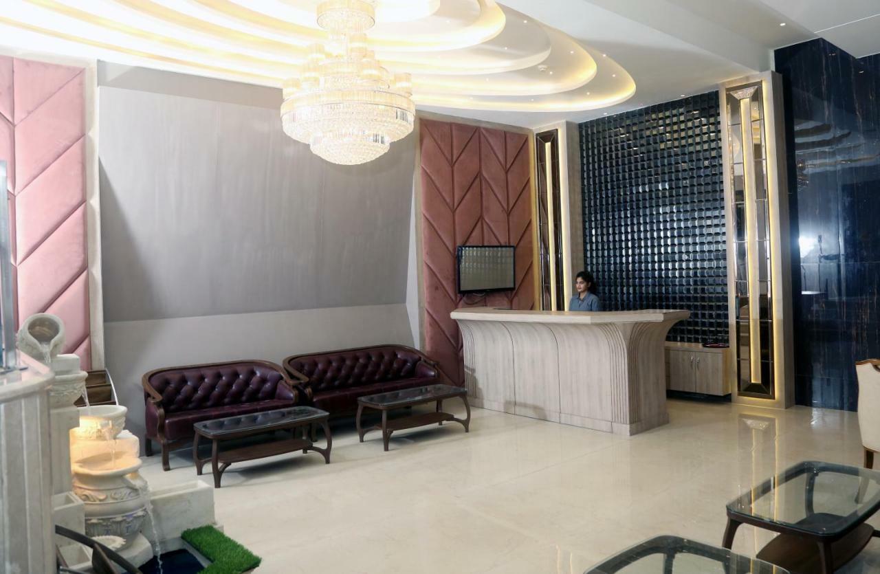 Om Clarks Inn Raebareli Екстериор снимка