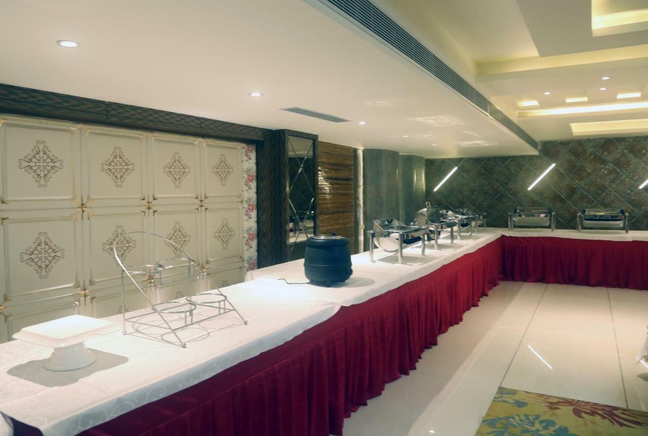 Om Clarks Inn Raebareli Екстериор снимка